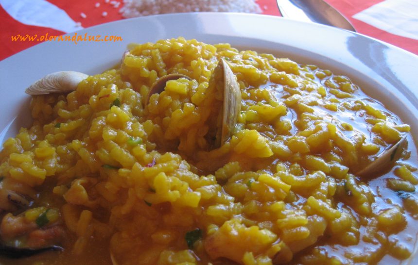 Arroz caldoso con mejillones y almejas