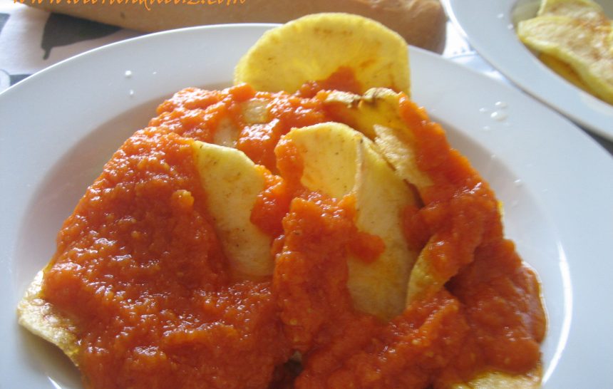 Patatas con tomate frito