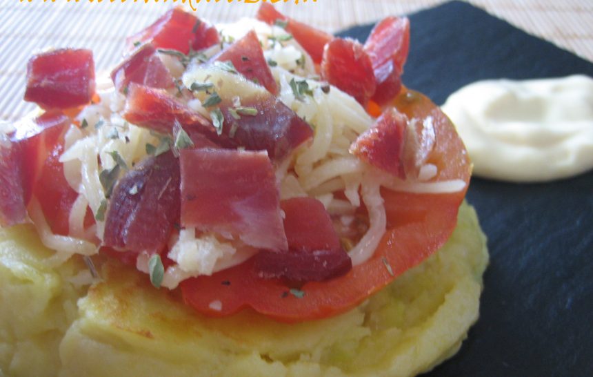 Minipizzas de patata, jamón serrano, tomate y queso #RetoCanalCocina