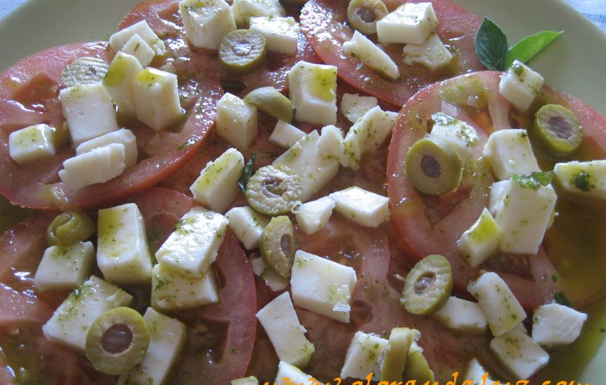 Ensalada de tomate y queso fresco con albahaca