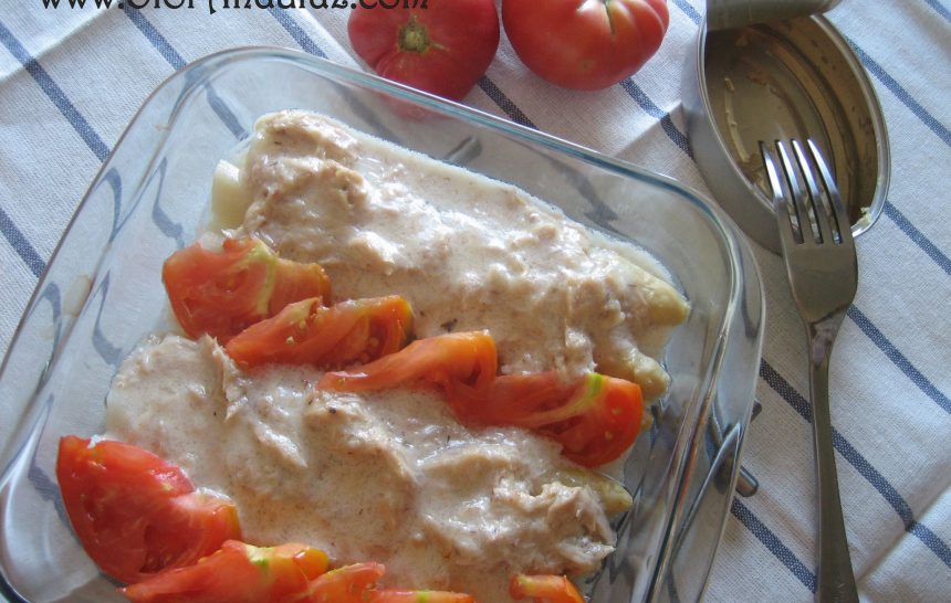 Espárragos blancos gratinados con mayonesa y bonito