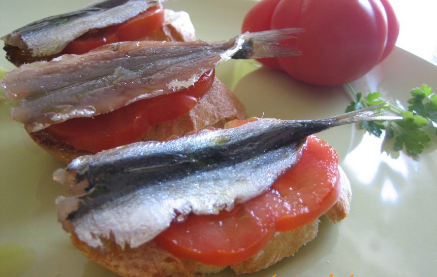 Tosta de sardinas marinadas con tomate y AOVE